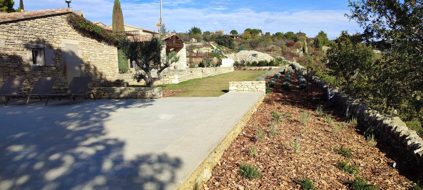 Création jardin provençale authentique à Gordes avec  plantation de lavandes