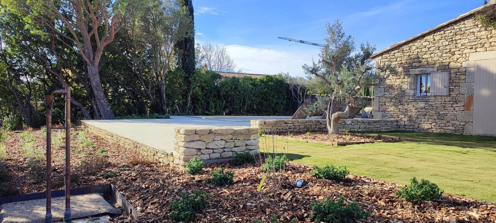 Amenagement exterieur provençal à Gordes, par notre entreprise de paysagisme du Lubéron