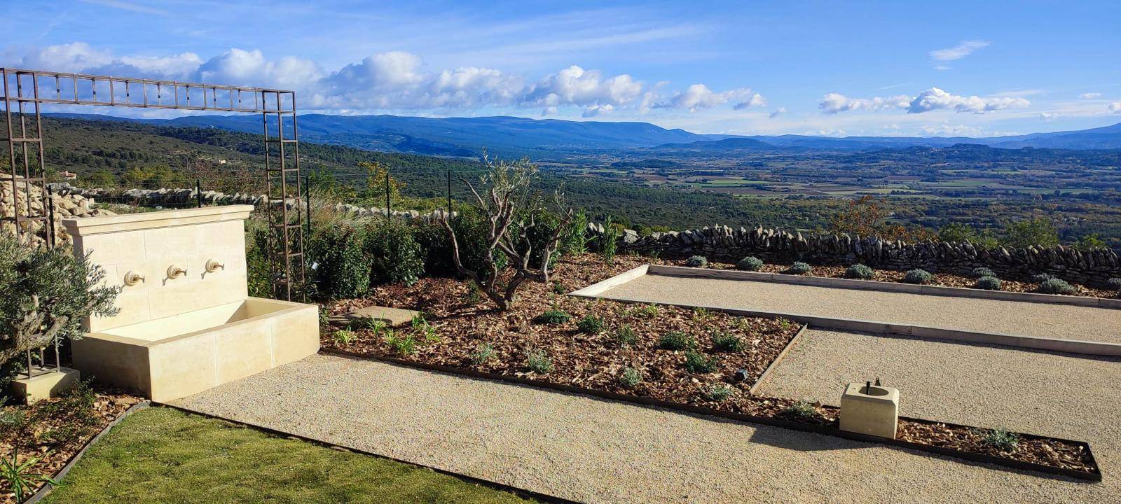 Amenagement exterieur provençal à Gordes, par notre entreprise de paysagisme du Lubéron