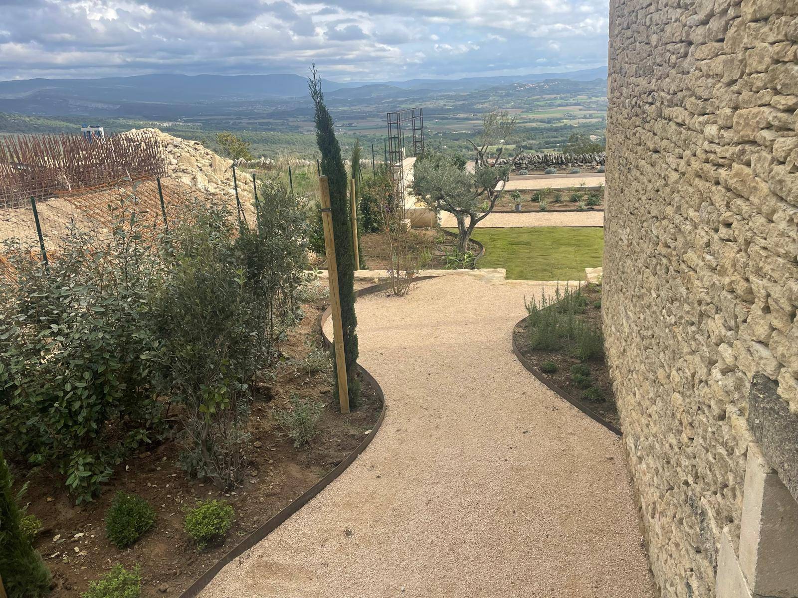 Paysagiste pour aménagement d’un jardin paysager en pente à Gordes