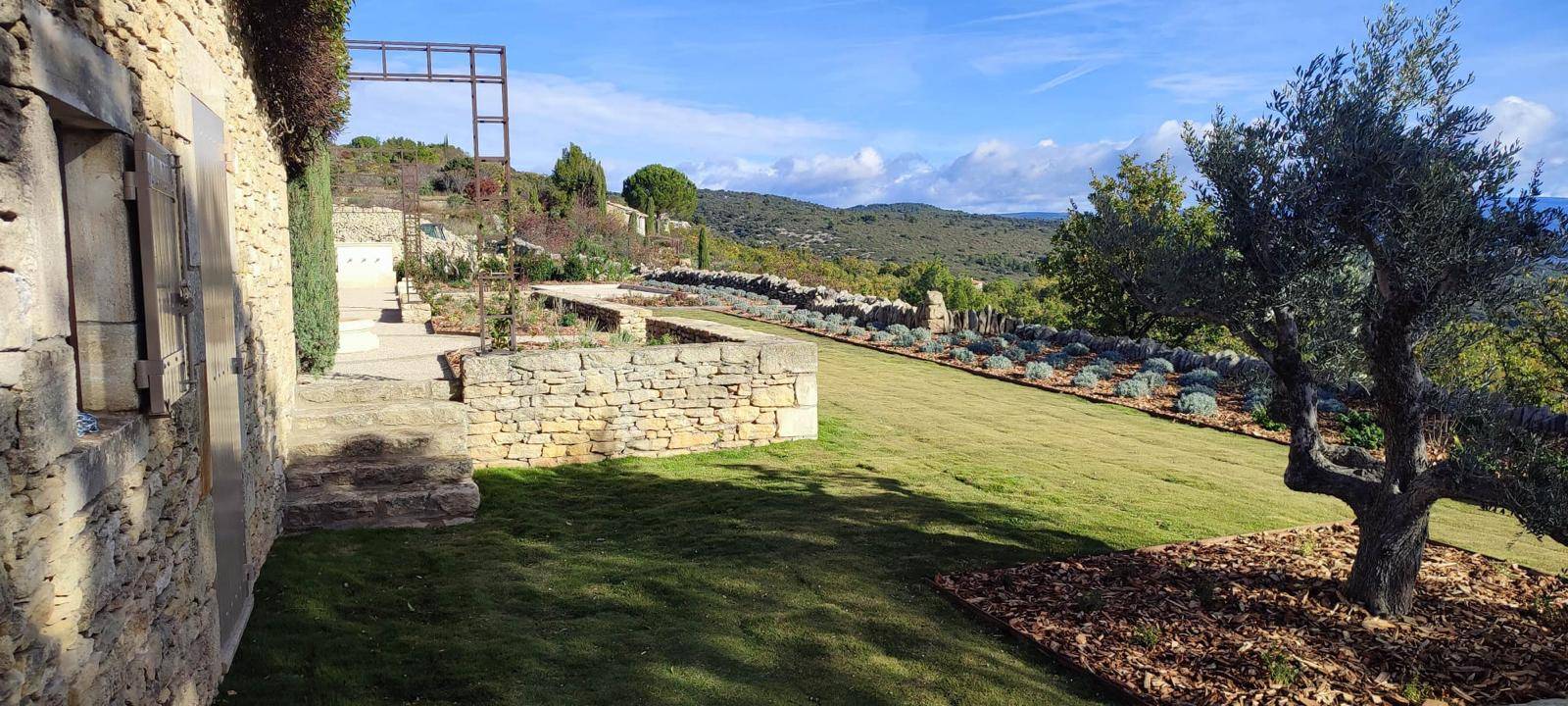 Amenagement exterieur contemporain à Gordes