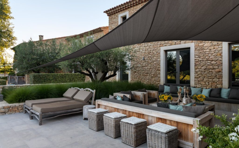 Paysagiste à Gordes pour création de jardin avec plantes sans entretien