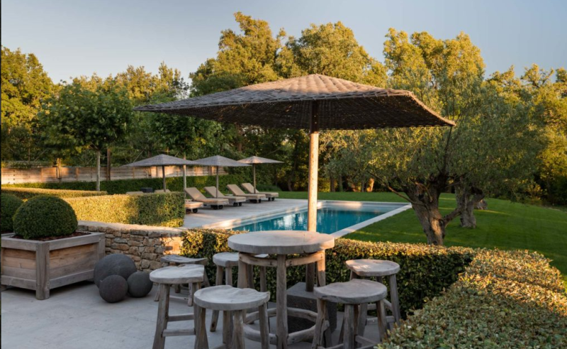 Paysagiste pour entretien de jardin à Gordes dans le Lubéron : tonte pelouse et taille des haies