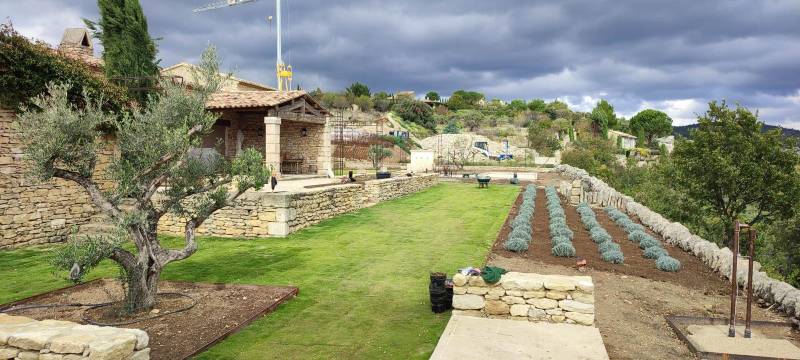 Pose gazon en plaque en zoysia à Gordes